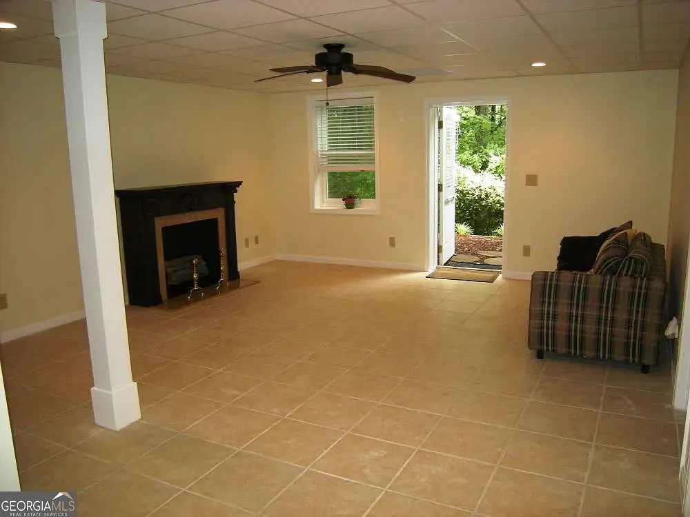 1 bed, 1.0 bath, 1000 sqft, $1,300 — Photo 2