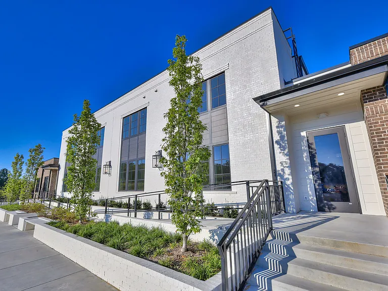 1025 Southwalk Dr — Photo 4