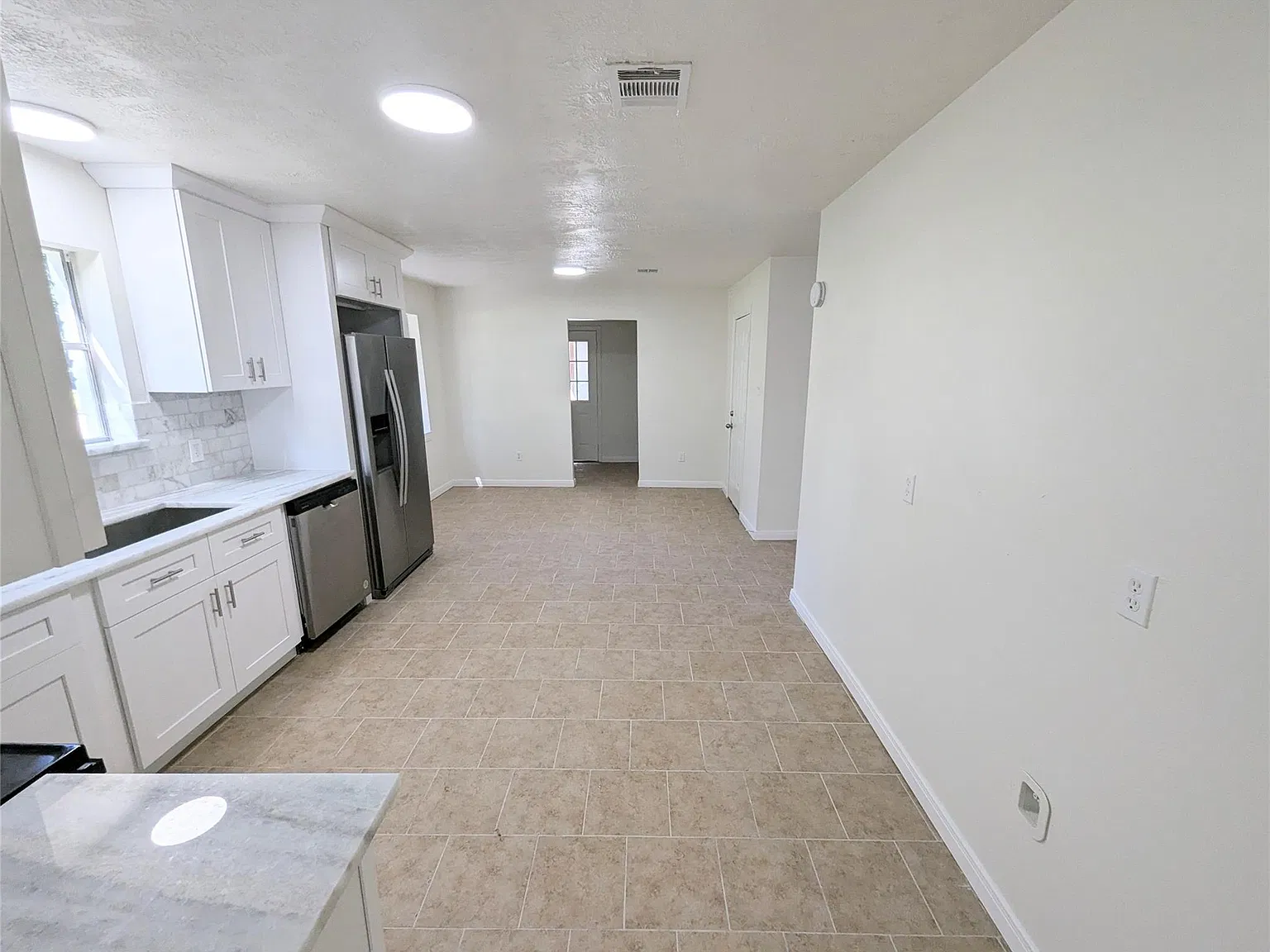 4 bed, 2.0 bath, 2306 sqft, $1,895 — Photo 4