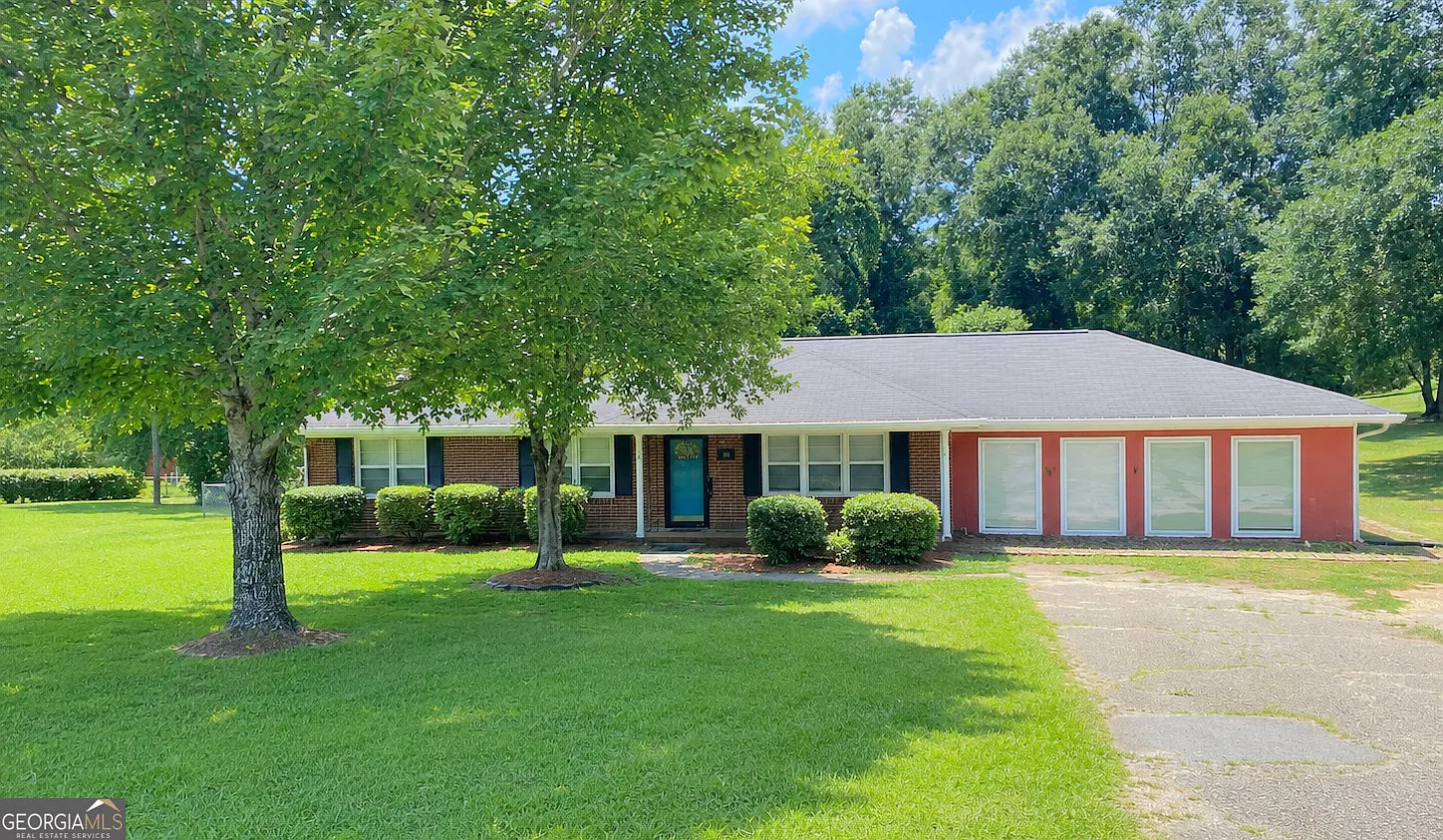 4 bed, 2.0 bath, 2168 sqft, $1,825 — Photo 1