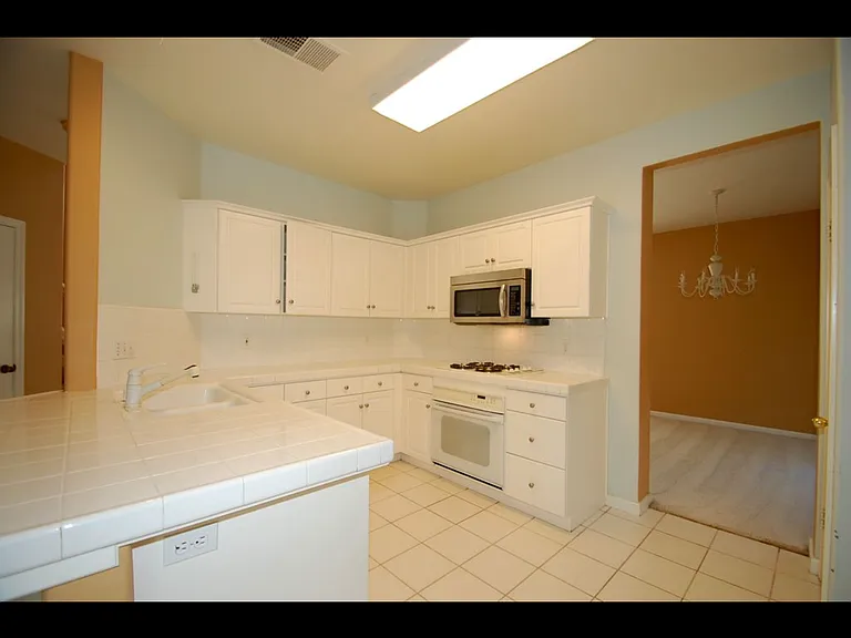 5524 W Bluff Ave — Photo 15
