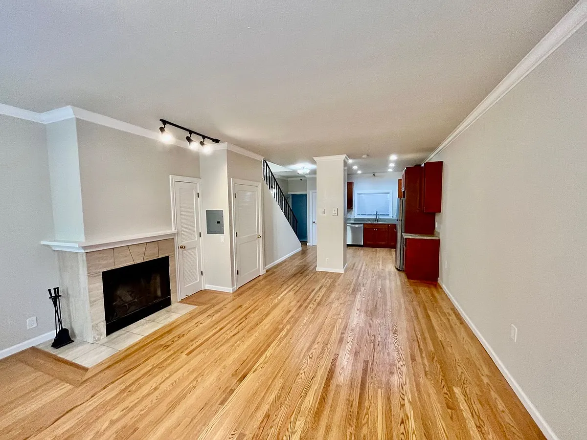 Building Photo - PM0372