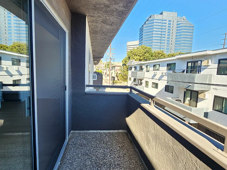 1310 Wellesley Ave — Photo 11