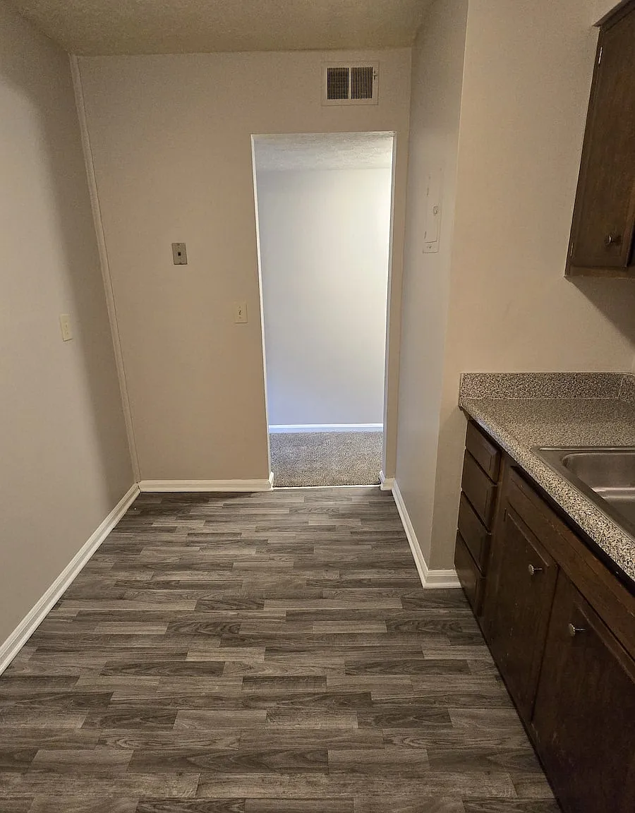 Del Rio Apartments — Photo 2
