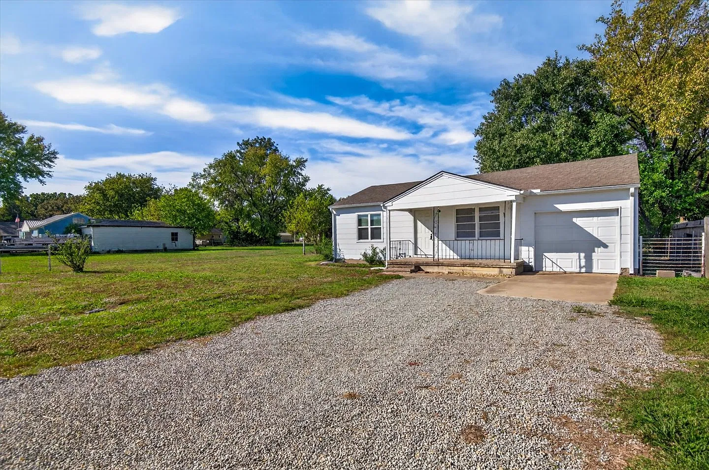 2 bed, 1.0 bath, 792 sqft, $900 — Photo 1
