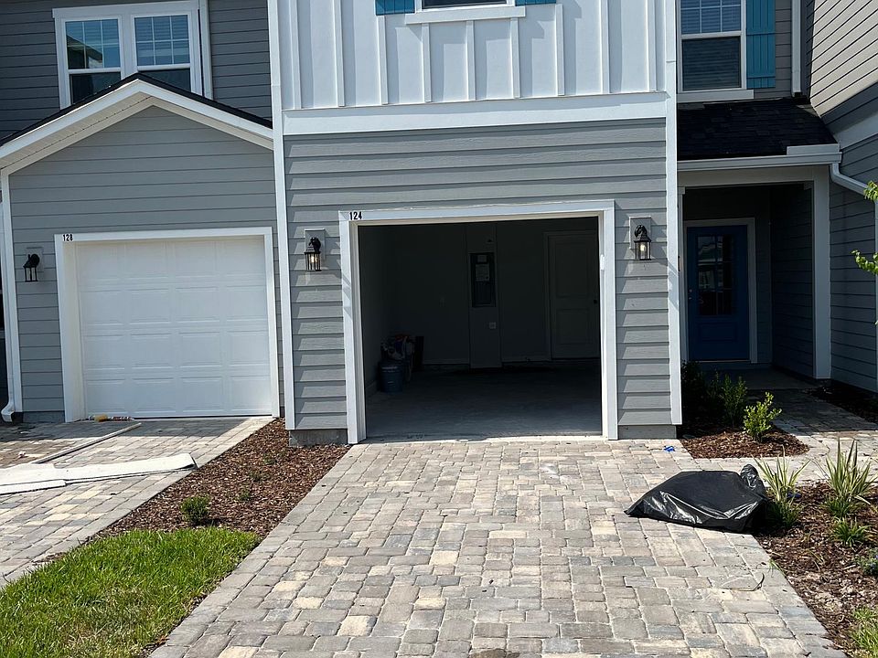 1st image of 124 Pinebury Ln
