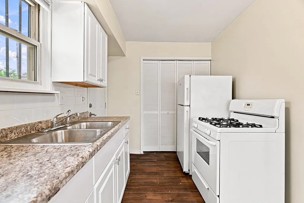 3 bed, 950 sqft, $1,695 — Photo 2