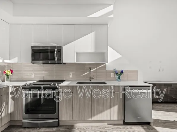 1770 Richter St #302, Kelowna, BC V1Y 0E6