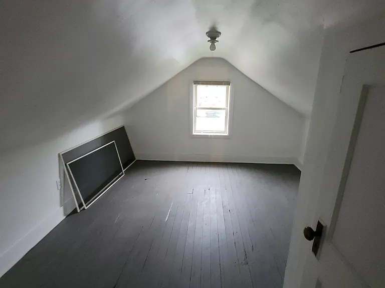 813 W 33rd St — Photo 29