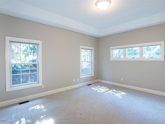 5th image of 24 Somerset Dr