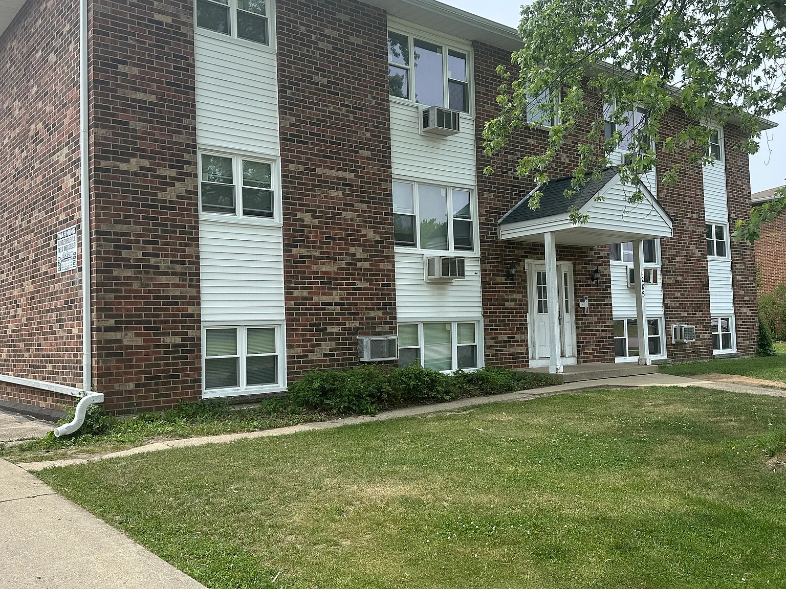 2 bed, 890 sqft, $1,500 — Photo 2
