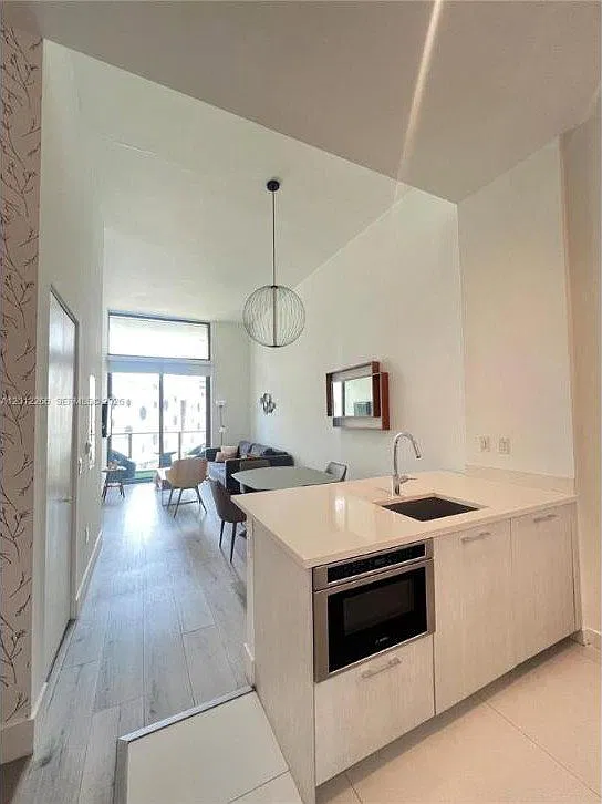1 bed, 1.5 bath, 610 sqft, $3,290 — Photo 2