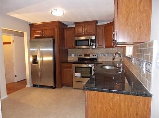 3rd image of 157 Phelps St