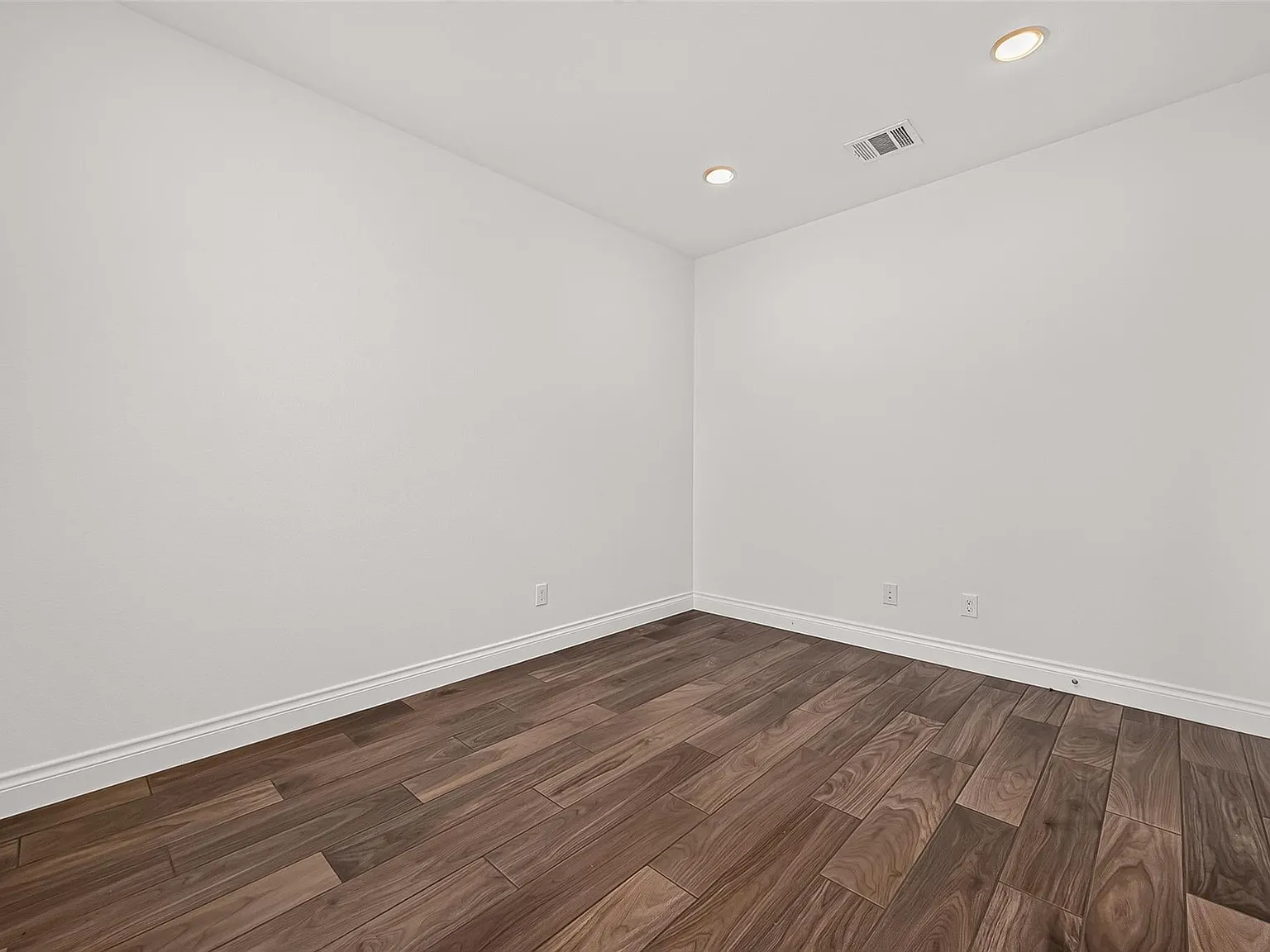 4 bed, 3849 sqft, $4,150 — Photo 4