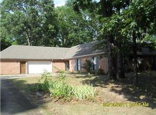 102 Country Place Dr, Deatsville, AL 36022