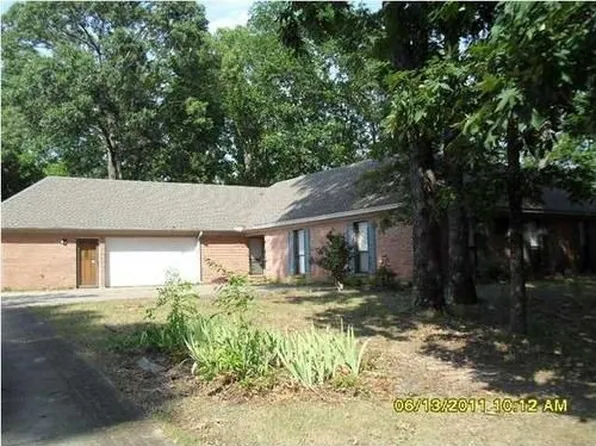 102 Country Place Dr, Deatsville, AL 36022