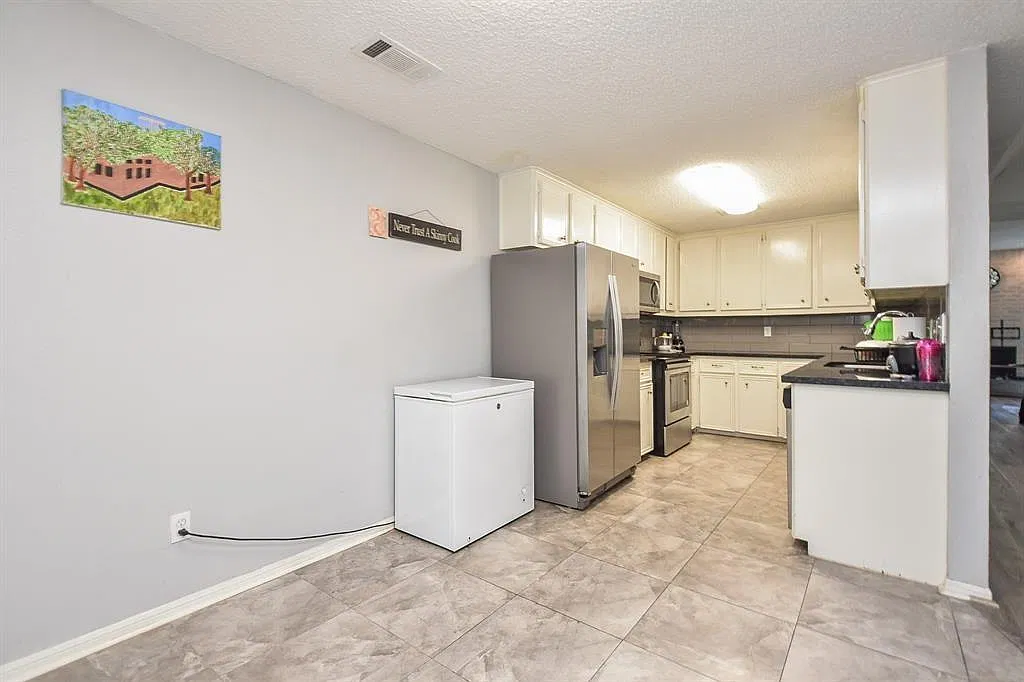 2 bed, 2.5 bath, 2018 sqft, $1,800 — Photo 4