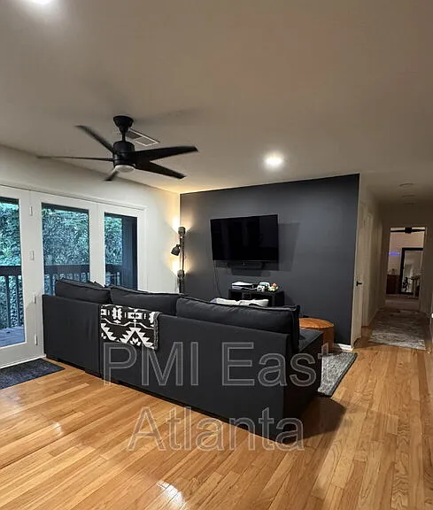 512 Tuxworth Cir — Photo 2