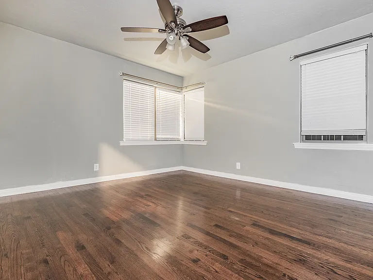 1906 Dorchester Dr — Photo 12