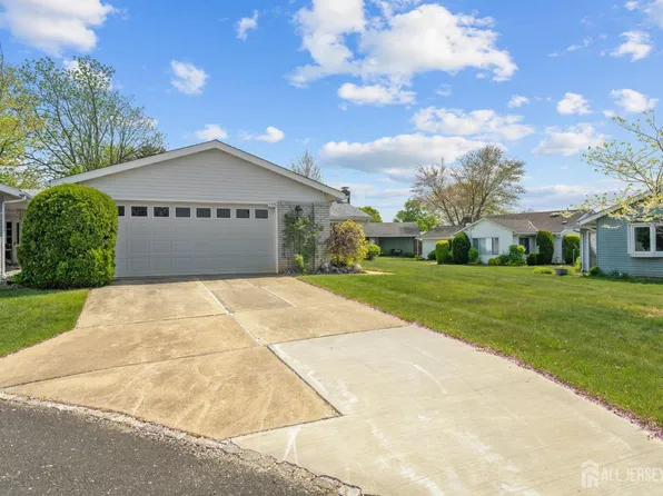 339 Quinton Dr, Monroe Township, NJ 08831