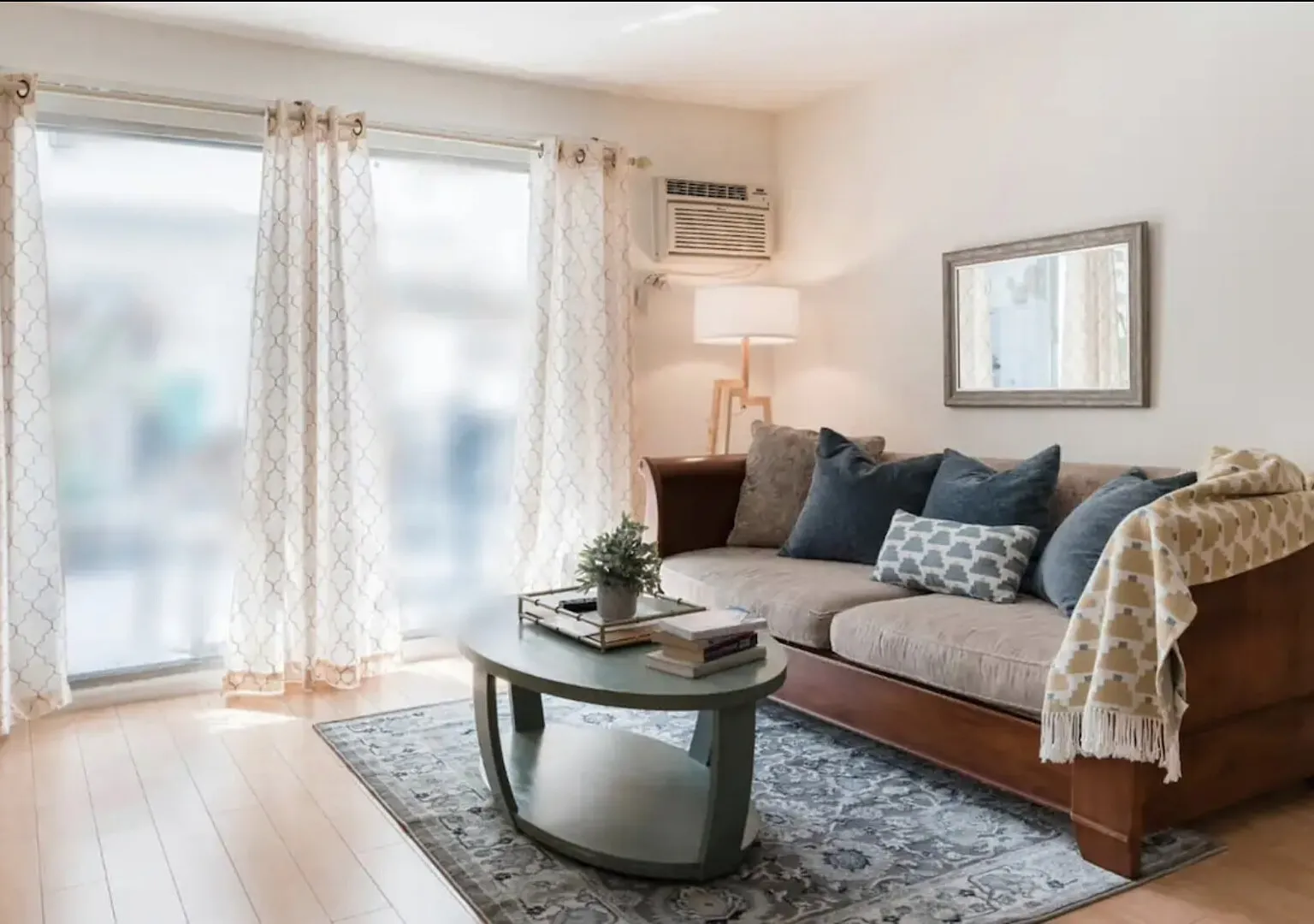 Cozy Flat in Heart of WEHO — Photo 2
