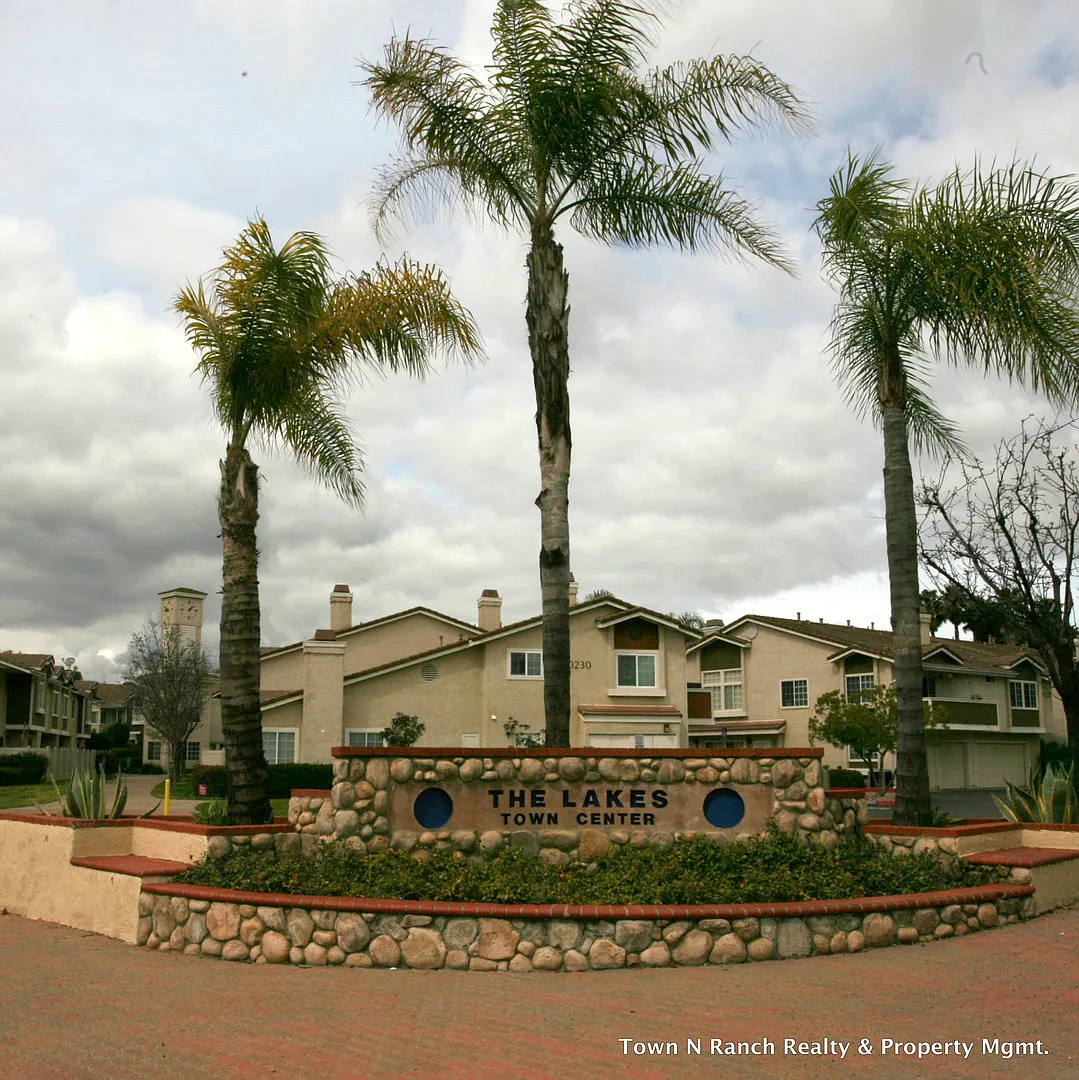 3Br 2 1/2Ba, 2 Story Condo Avail now short term lease — Photo 1