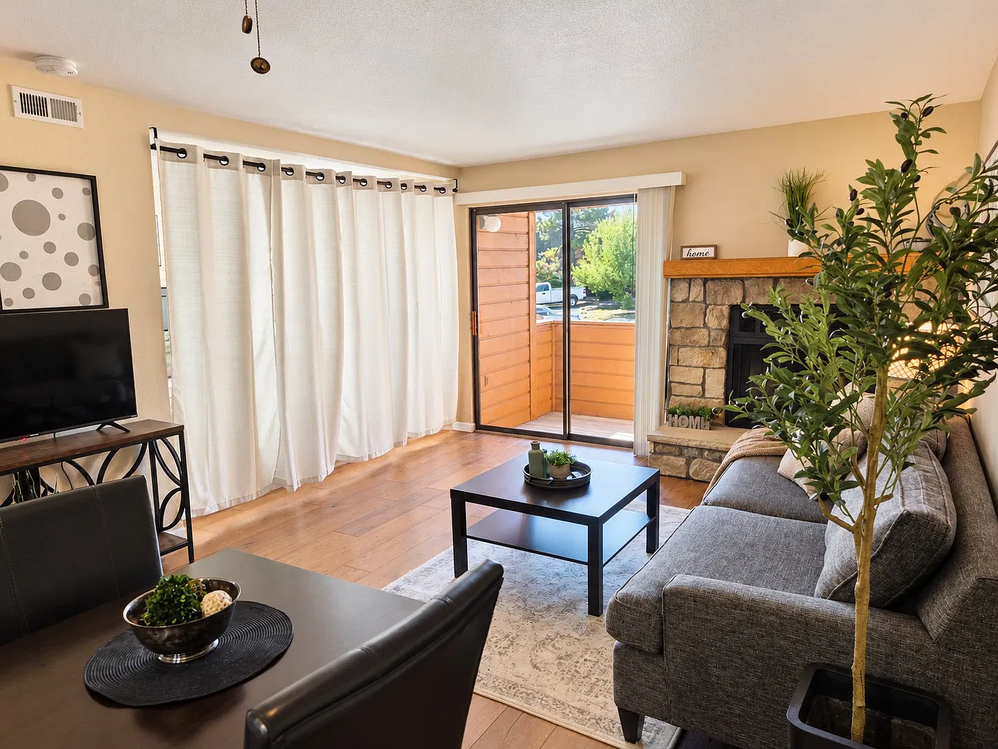 Studio, 564 sqft, $1,185 — Photo 2