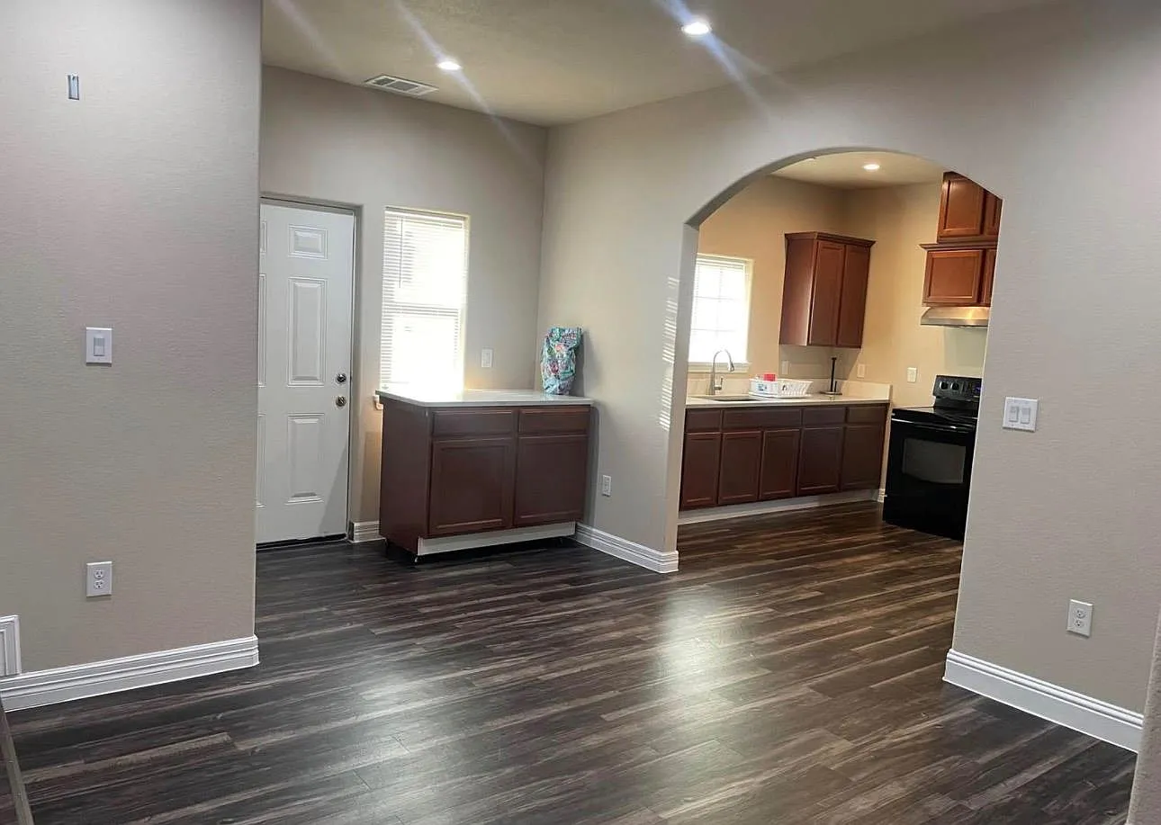 3 bed, 2.5 bath, 2200 sqft, $1,700 — Photo 2