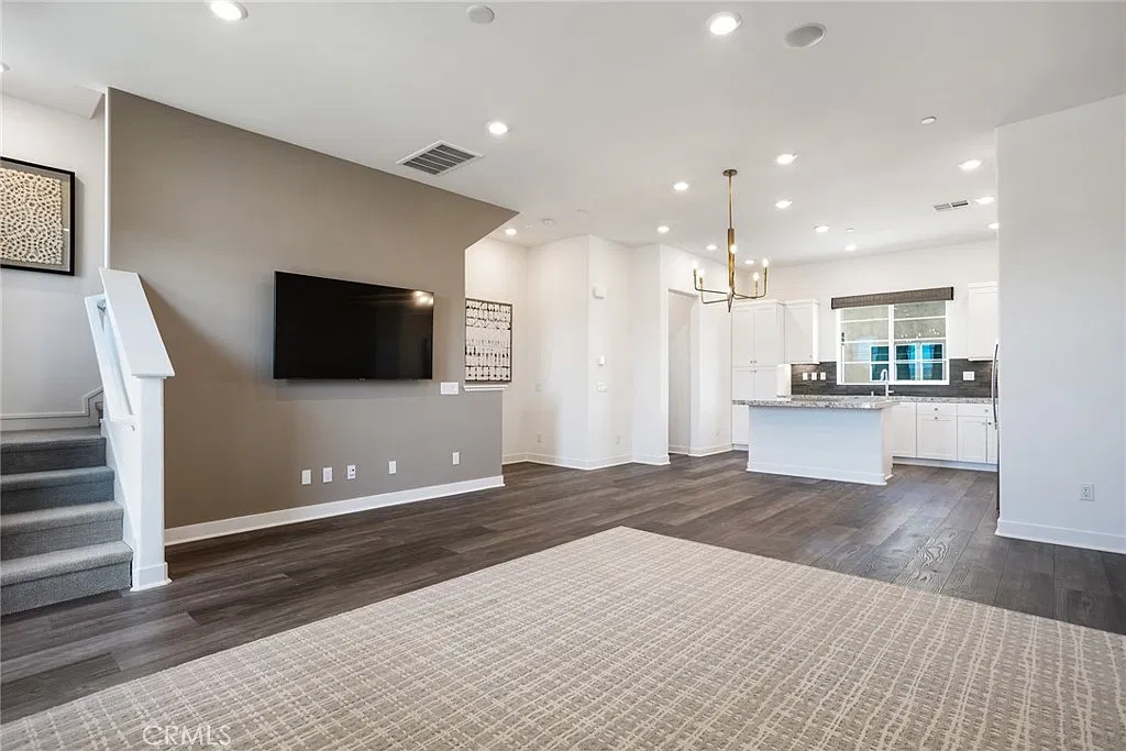 2 bed, 2.5 bath, 1549 sqft, $3,700 — Photo 3