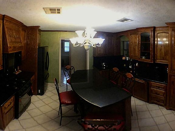 Kitchen with Breakfast Bar