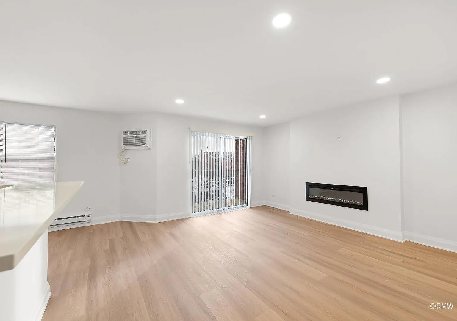 2 bed, 1075 sqft, $2,299 — Photo 3