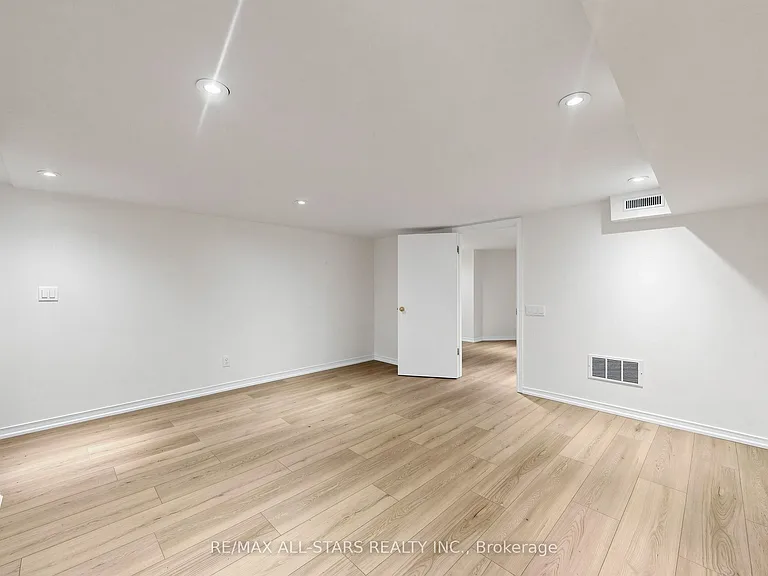 68 Macpherson Ave — Photo 40