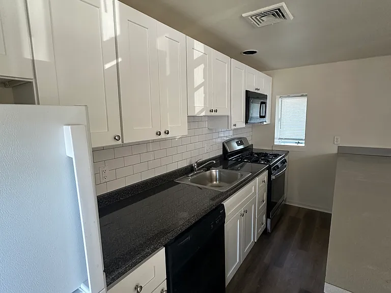 2627 Brown St #400 — Photo 3