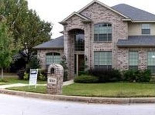 824 Woodridge Dr, Fort Worth, TX 76120