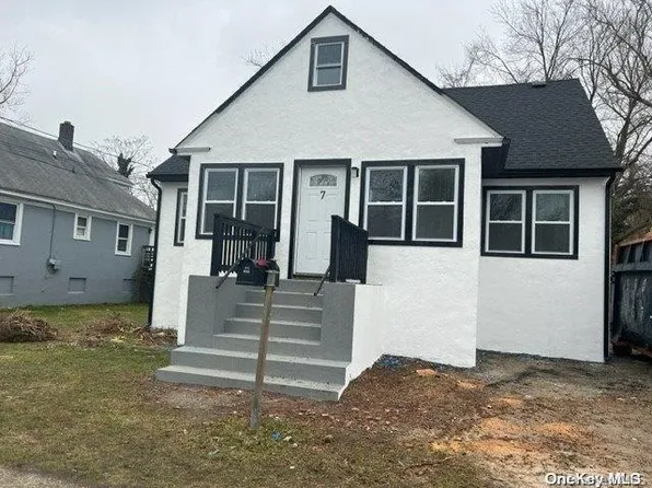 7 Ross Avenue, Bay Shore, NY 11706