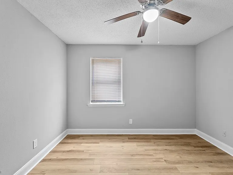 Pineview Apartments — Photo 29