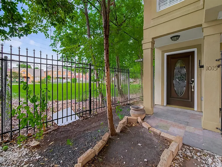1015 Stanford St — Photo 5
