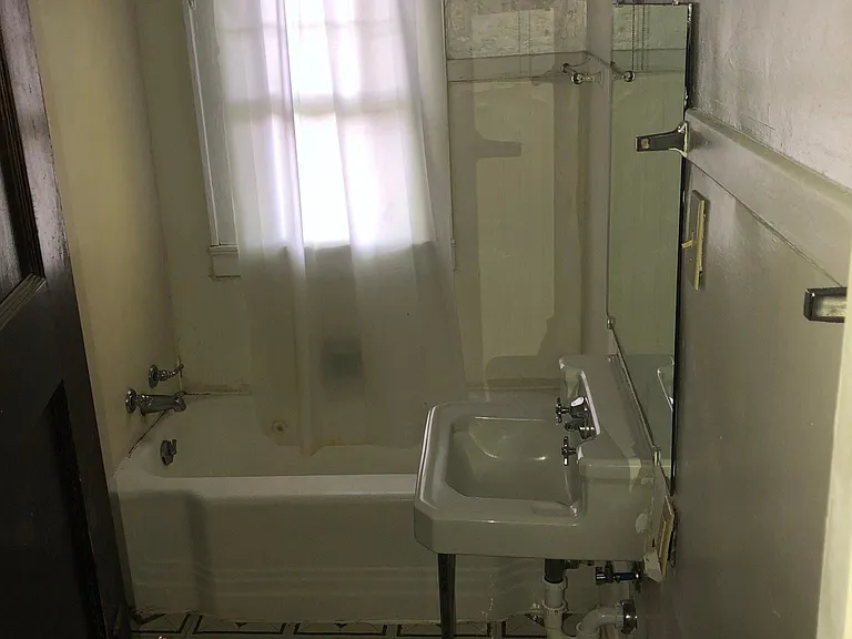 720 E University St — Photo 6