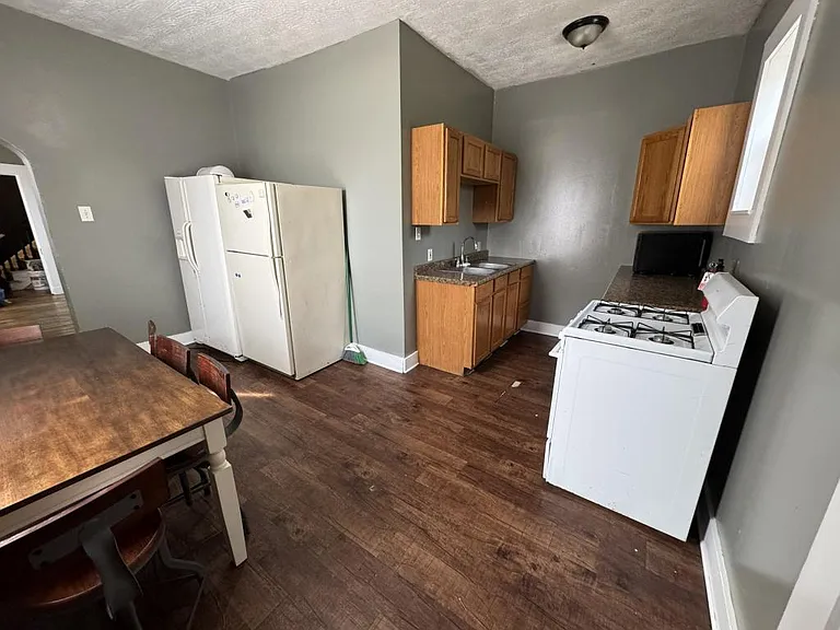 1014 Considine Ave — Photo 6