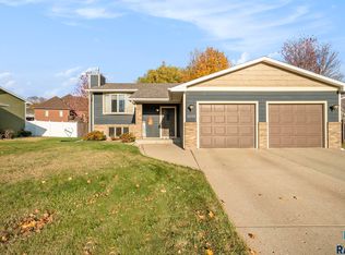 1018 NE 8th St, Madison, SD 57042