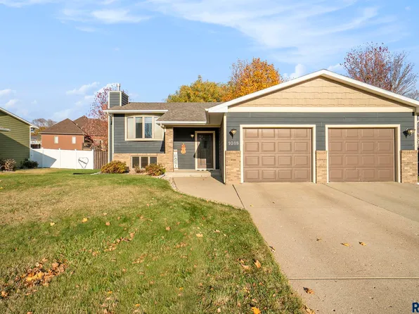 1018 NE 8th St, Madison, SD 57042