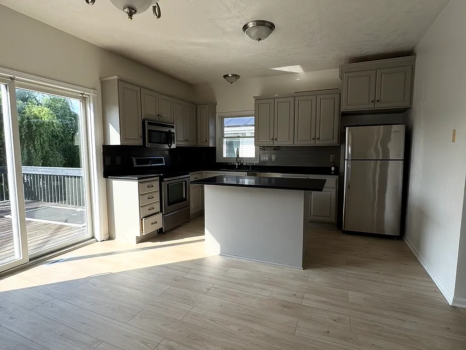 1140 Dresser Ave