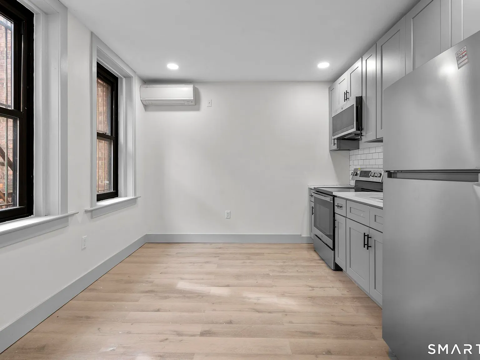 1 bed, 1.0 bath, 11040 sqft, $1,350 — Photo 2