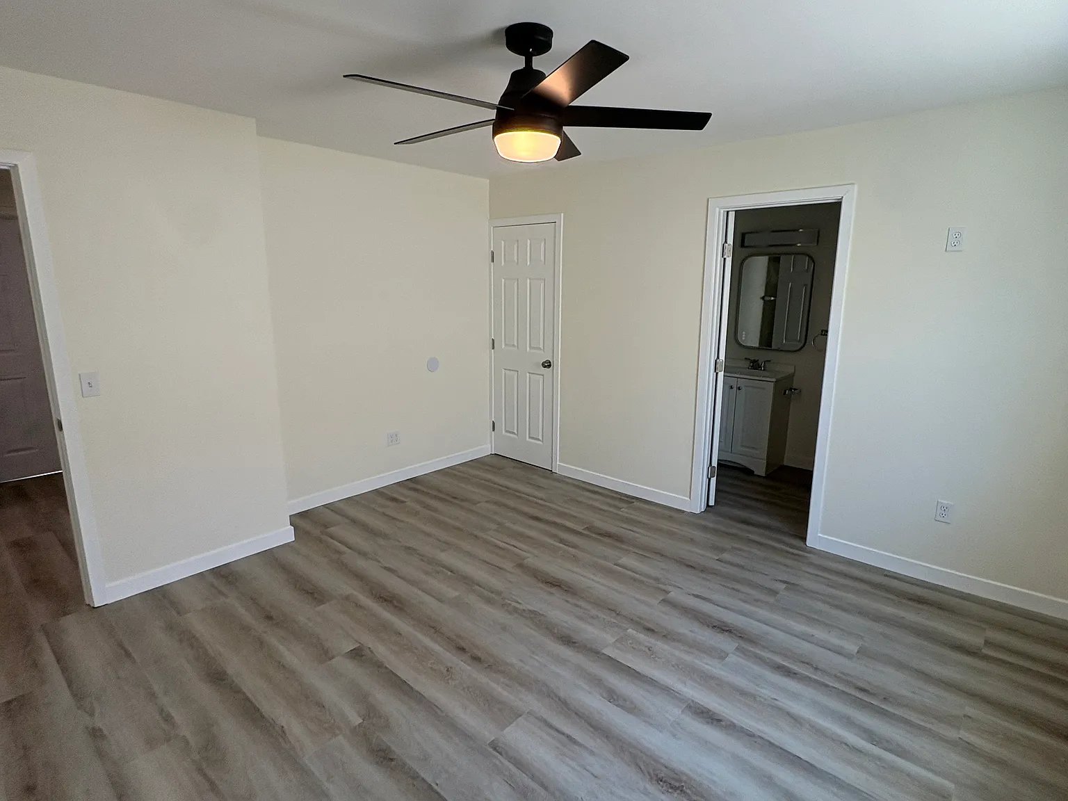 3 bed, 900 sqft, $3,800 — Photo 4