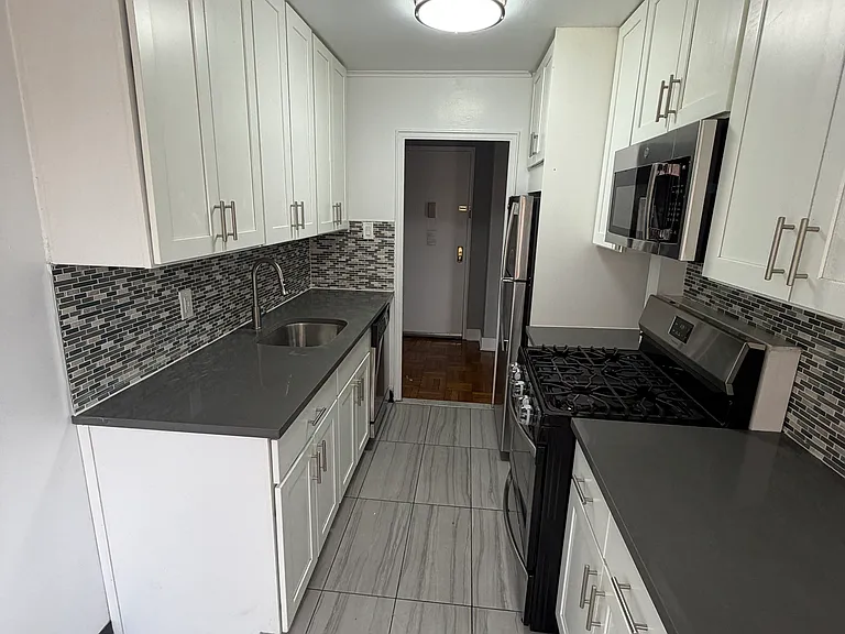 186th Ln — Photo 3