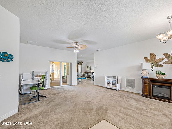5th image of 572 Glenbrook Cir
