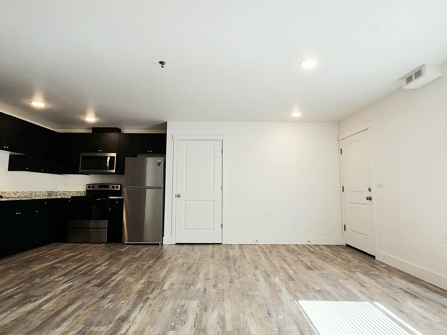 945 Walton Pl — Photo 4