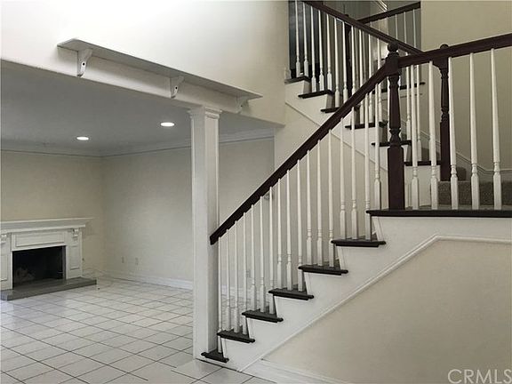 3rd image of 1219 E Oak Hill Dr