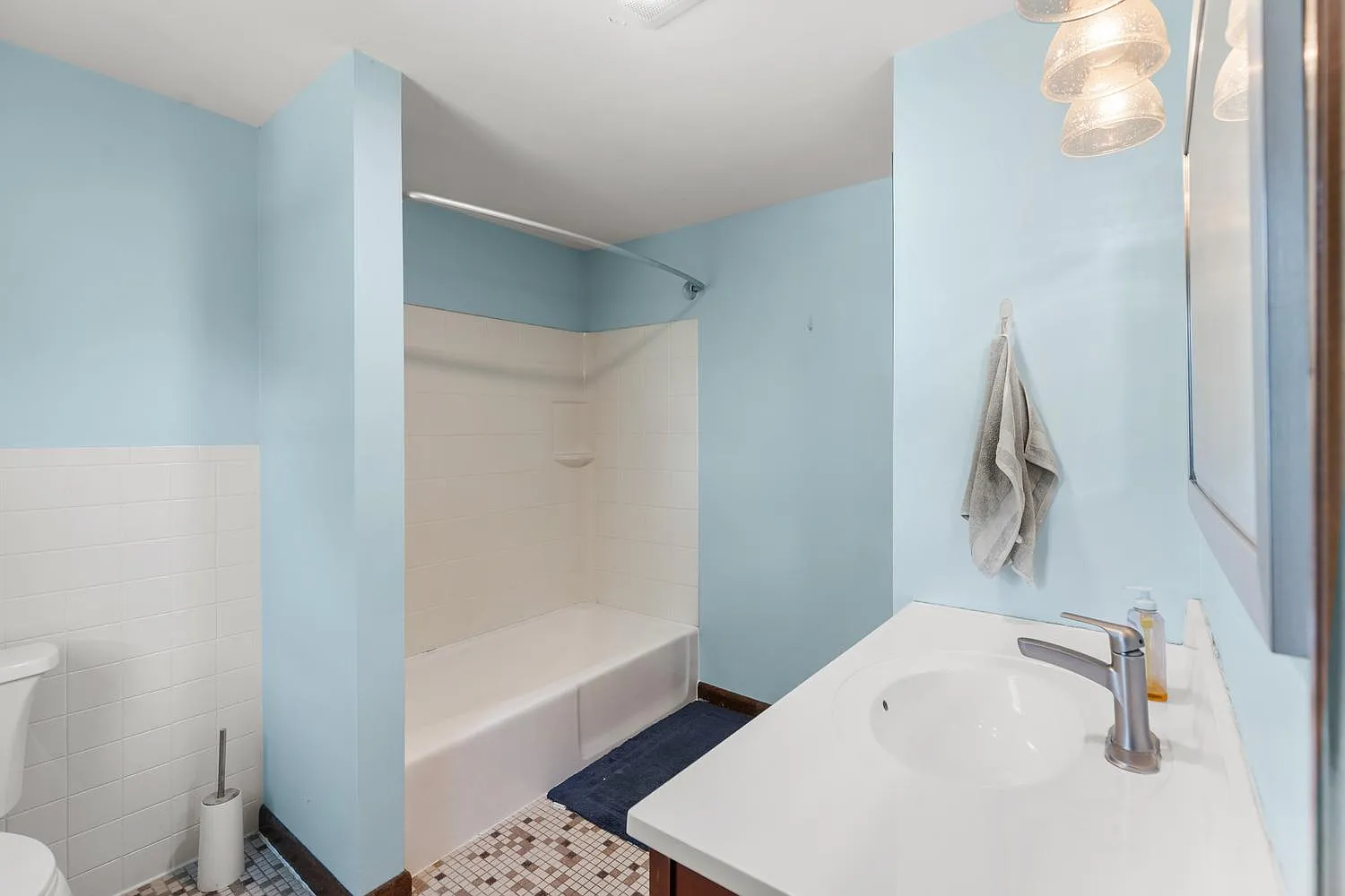 3 bed, 1100 sqft, $3,400 — Photo 2