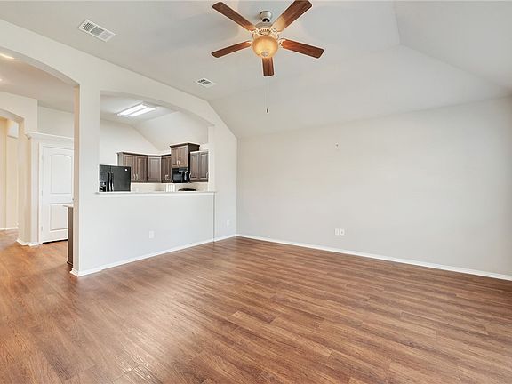 4th image of 604 Heritage Dr
